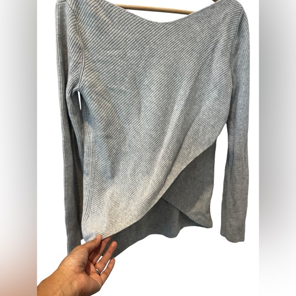 Gorgeous Aritzia Babaton Kitano Sweater Oatmeal Medium with Cross Back Detail - Picture 10 of 15